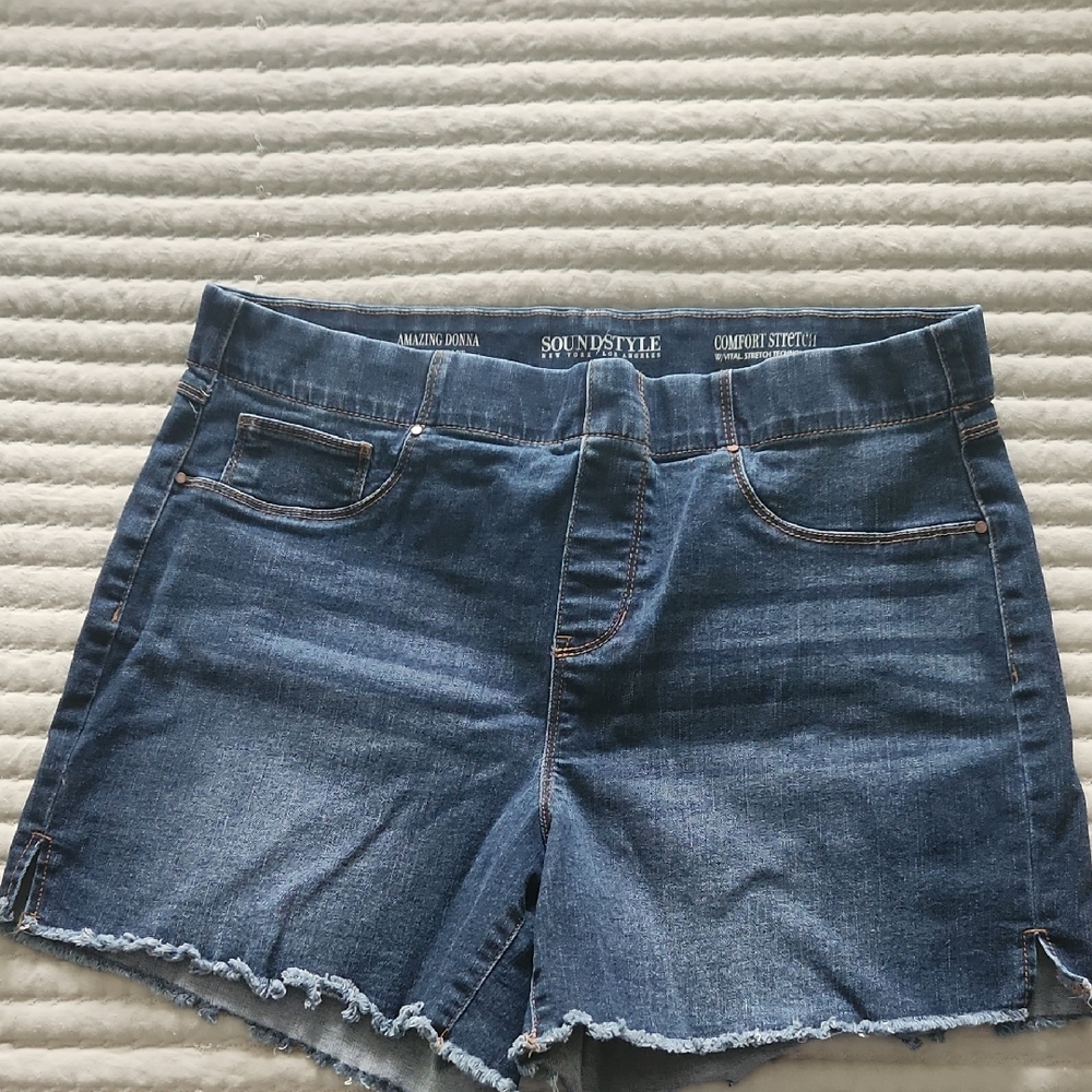 Blue Jean Shorts with Frayed Hem and High Waist